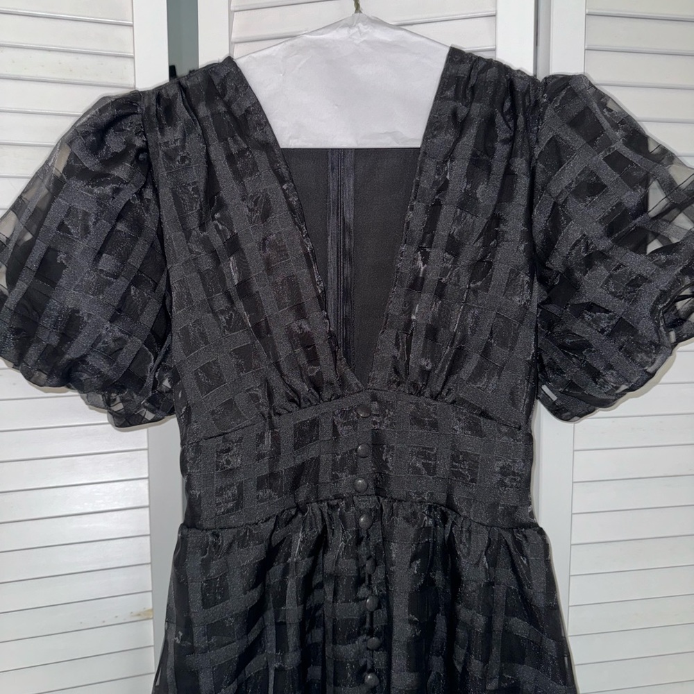 Midi black dress with puff sleeves and grid texture